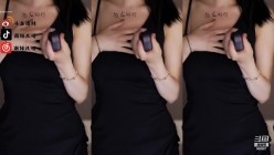 【斗鱼现役网红主播 南妹儿】女神的颤抖 整个奶子都要抖出来了 热舞走光被封合集 截图1