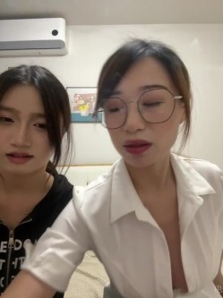 ️清纯主播【202509yoyo】表姐带着表妹下海直播、在线教口活、练习做爱姿势 截图12