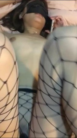 骚婊子和同事偷情，接着男友电话，被察觉出异样，忽悠过去：‘吃辣条辣的，你什么时候回来啊，我在家等你好不好’！ 截图1