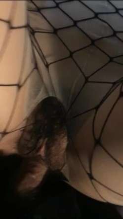 骚婊子和同事偷情，接着男友电话，被察觉出异样，忽悠过去：‘吃辣条辣的，你什么时候回来啊，我在家等你好不好’！ 截图11