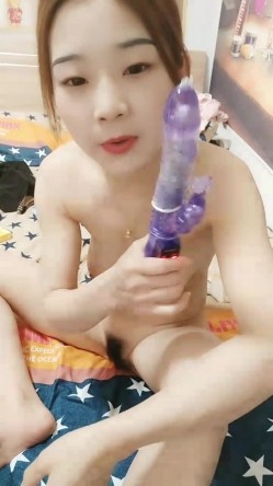清纯漂亮小美女主播和她的丰满闺蜜一起玩 自慰棒 跳蛋 sm服 工具不少 截图5