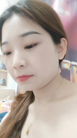 清纯漂亮小美女主播和她的丰满闺蜜一起玩 自慰棒 跳蛋 sm服 工具不少 截图6