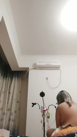 清纯漂亮小美女主播和她的丰满闺蜜一起玩 自慰棒 跳蛋 sm服 工具不少 截图9