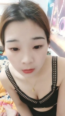 清纯漂亮小美女主播和她的丰满闺蜜一起玩 自慰棒 跳蛋 sm服 工具不少 截图10