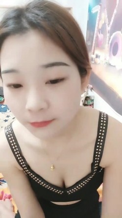 清纯漂亮小美女主播和她的丰满闺蜜一起玩 自慰棒 跳蛋 sm服 工具不少 截图11