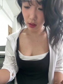 ️极品反差甜妹【lucy2027】表情非常可爱的学生妹趁着没人在教室和厕所自慰 截图1