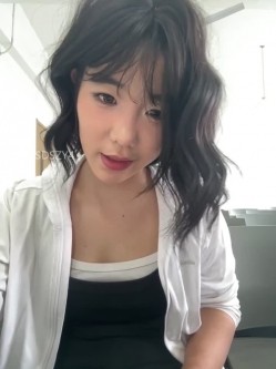 ️极品反差甜妹【lucy2027】表情非常可爱的学生妹趁着没人在教室和厕所自慰 截图3