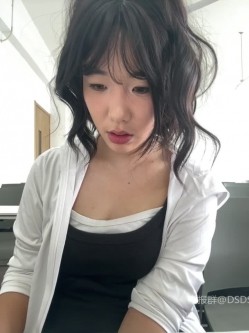 ️极品反差甜妹【lucy2027】表情非常可爱的学生妹趁着没人在教室和厕所自慰 截图5