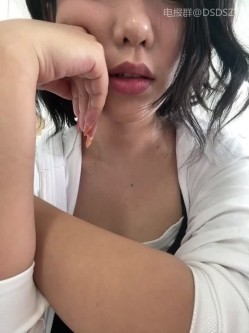 ️极品反差甜妹【lucy2027】表情非常可爱的学生妹趁着没人在教室和厕所自慰 截图7