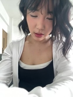 ️极品反差甜妹【lucy2027】表情非常可爱的学生妹趁着没人在教室和厕所自慰 截图11