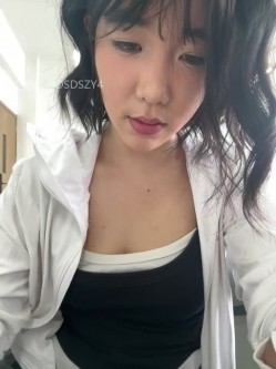 ️极品反差甜妹【lucy2027】表情非常可爱的学生妹趁着没人在教室和厕所自慰 截图12