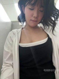 ️极品反差甜妹【lucy2027】表情非常可爱的学生妹趁着没人在教室和厕所自慰 截图16