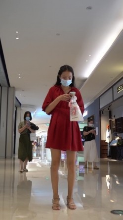 论坛VIP资源大师极限贴身CD超多漂亮小姐姐亮点多多各种骚丁露臀蕾丝骚内COSER美眉直接真空露逼 截图1