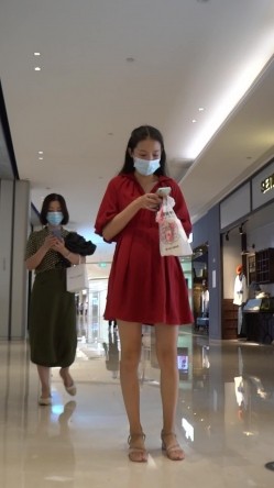 论坛VIP资源大师极限贴身CD超多漂亮小姐姐亮点多多各种骚丁露臀蕾丝骚内COSER美眉直接真空露逼 截图2