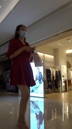 论坛VIP资源大师极限贴身CD超多漂亮小姐姐亮点多多各种骚丁露臀蕾丝骚内COSER美眉直接真空露逼 截图3