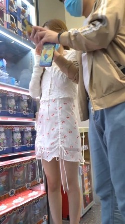 动漫货架前摆POS的金黄卷发小靓妹-草莓裙下裤衩勒出深沟-姨妈穴渗透裤衩透视出黑黑毛 截图2