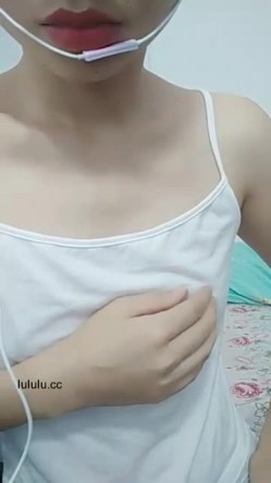 看着挺清纯和斯文的妹子，狼友就给刷了跑车直接开始抠逼磨阴蒂，自己就情不自禁的叫起来了 截图4