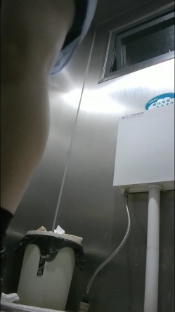 师范学院附近女厕偷拍 学妹尿尿女神姐姐一边尿尿一边抠鼻 截图9
