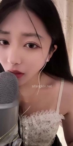 【快手反差婊最新泄密】，40万粉丝，【桃子】，榜一大哥才能看的内容，黑乎乎的阴毛掰开桃花洞，小美女娇羞可人！ 截图1