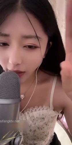 【快手反差婊最新泄密】，40万粉丝，【桃子】，榜一大哥才能看的内容，黑乎乎的阴毛掰开桃花洞，小美女娇羞可人！ 截图7