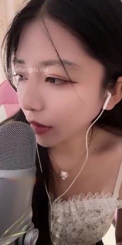 【快手反差婊最新泄密】，40万粉丝，【桃子】，榜一大哥才能看的内容，黑乎乎的阴毛掰开桃花洞，小美女娇羞可人！ 截图8