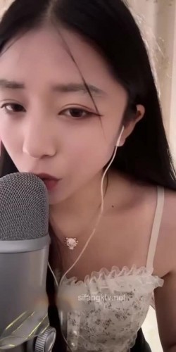 【快手反差婊最新泄密】，40万粉丝，【桃子】，榜一大哥才能看的内容，黑乎乎的阴毛掰开桃花洞，小美女娇羞可人！ 截图12