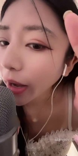 【快手反差婊最新泄密】，40万粉丝，【桃子】，榜一大哥才能看的内容，黑乎乎的阴毛掰开桃花洞，小美女娇羞可人！ 截图16