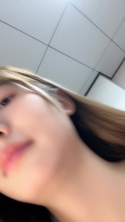 重磅~新尤物女神降临！~颜值身材秒杀一切网红明星，尺度全开翘臀扣穴自摸发骚【弯莞】翘臀扣穴 截图1