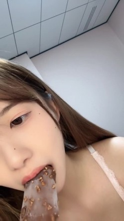 重磅~新尤物女神降临！~颜值身材秒杀一切网红明星，尺度全开翘臀扣穴自摸发骚【弯莞】翘臀扣穴 截图11