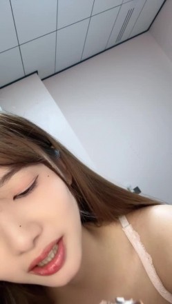 重磅~新尤物女神降临！~颜值身材秒杀一切网红明星，尺度全开翘臀扣穴自摸发骚【弯莞】翘臀扣穴 截图12