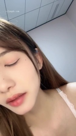重磅~新尤物女神降临！~颜值身材秒杀一切网红明星，尺度全开翘臀扣穴自摸发骚【弯莞】翘臀扣穴 截图13