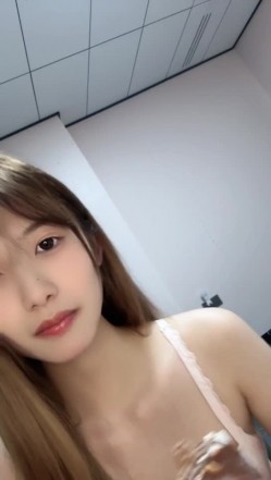 重磅~新尤物女神降临！~颜值身材秒杀一切网红明星，尺度全开翘臀扣穴自摸发骚【弯莞】翘臀扣穴 截图16