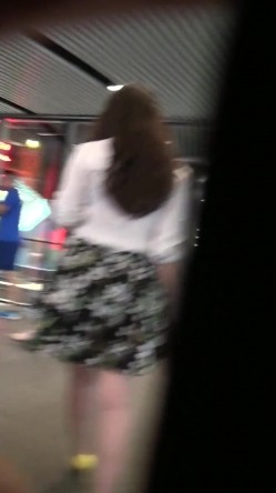 偷拍极品闷S型美女碎花裙黄高跟逛街不穿内裤 截图3