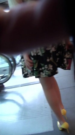 偷拍极品闷S型美女碎花裙黄高跟逛街不穿内裤 截图5