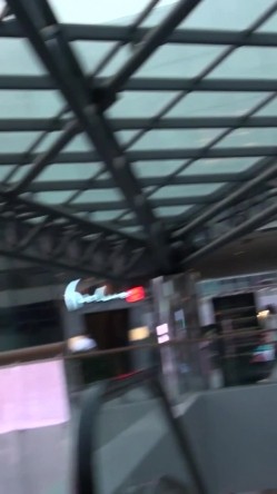 偷拍极品闷S型美女碎花裙黄高跟逛街不穿内裤 截图9