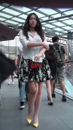 偷拍极品闷S型美女碎花裙黄高跟逛街不穿内裤 截图10