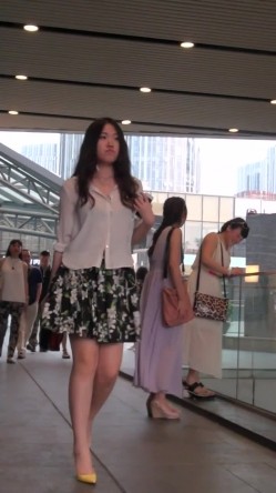 偷拍极品闷S型美女碎花裙黄高跟逛街不穿内裤 截图13