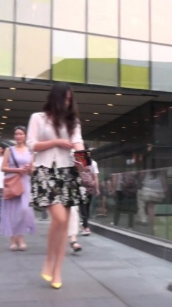 偷拍极品闷S型美女碎花裙黄高跟逛街不穿内裤 截图15