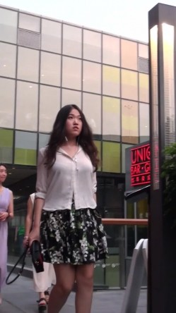 偷拍极品闷S型美女碎花裙黄高跟逛街不穿内裤 截图16