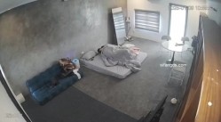 黑客破解家庭网络摄像头偷拍住毛坯房的年轻情侣疯狂做爱有时一天做爱几次 截图3