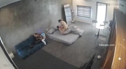 黑客破解家庭网络摄像头偷拍住毛坯房的年轻情侣疯狂做爱有时一天做爱几次 截图13