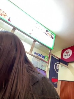 ️户外主播【qingqing-ss】高颜值长腿丝袜、公园、网吧大胆裸露自慰 截图4