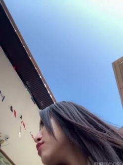 ️户外主播【qingqing-ss】高颜值长腿丝袜、公园、网吧大胆裸露自慰 截图7