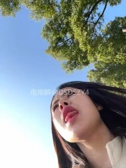 ️户外主播【qingqing-ss】高颜值长腿丝袜、公园、网吧大胆裸露自慰 截图14