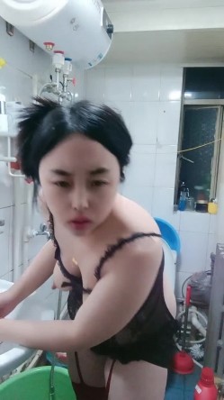 发骚的人妻少妇露脸情趣装丝袜诱惑跟大哥在家啪啪，舔弄大鸡巴舔菊花好骚，让大哥抠逼玩奶，各种爆草蹂躏 截图14