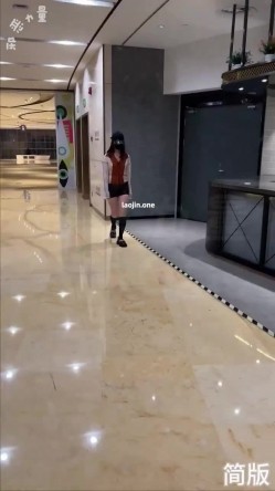 推特上的牛逼露出女神，【邪恶力量】网吧人群中的座位、游戏厅中真空短裙跳舞露B、户外全裸散步 截图1