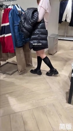 推特上的牛逼露出女神，【邪恶力量】网吧人群中的座位、游戏厅中真空短裙跳舞露B、户外全裸散步 截图2