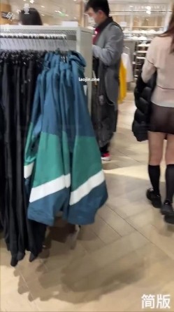 推特上的牛逼露出女神，【邪恶力量】网吧人群中的座位、游戏厅中真空短裙跳舞露B、户外全裸散步 截图3
