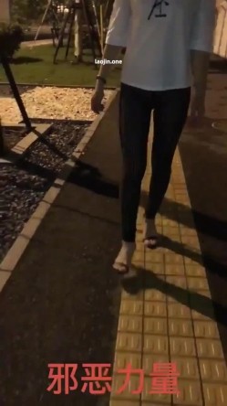 推特上的牛逼露出女神，【邪恶力量】网吧人群中的座位、游戏厅中真空短裙跳舞露B、户外全裸散步 截图6