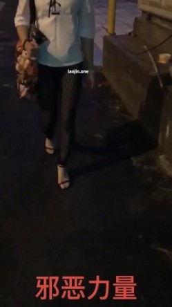 推特上的牛逼露出女神，【邪恶力量】网吧人群中的座位、游戏厅中真空短裙跳舞露B、户外全裸散步 截图7